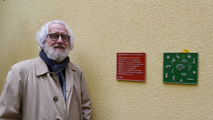 Das vermutlich kleinste Kunstwerk im öffentlichen Raum: Peter Jenny präsentiert vor dem Löwen-Kindergarten sein neues Werk. 