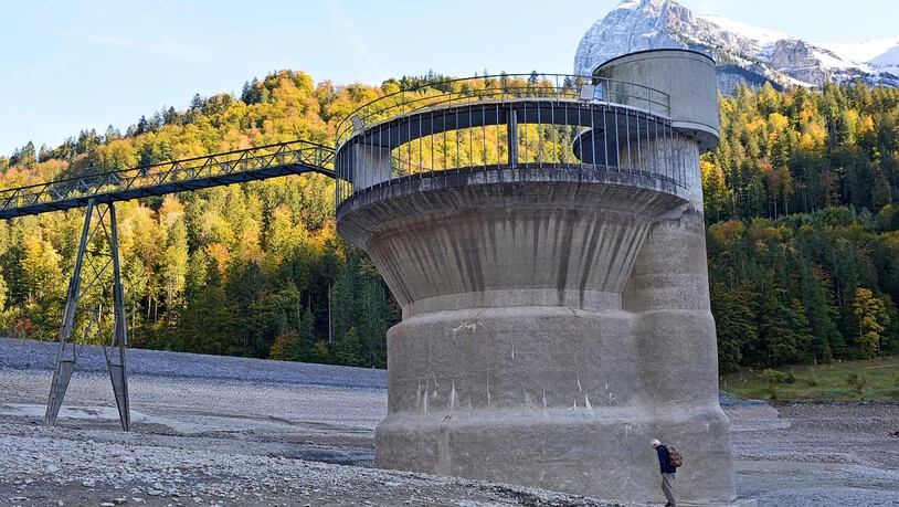 An der frischen Luft: Ein Spaziergänger sieht sich den «Stöpsel» der Axpo von Nahem an und sieht, was sonst unter Wasser versteckt ist.