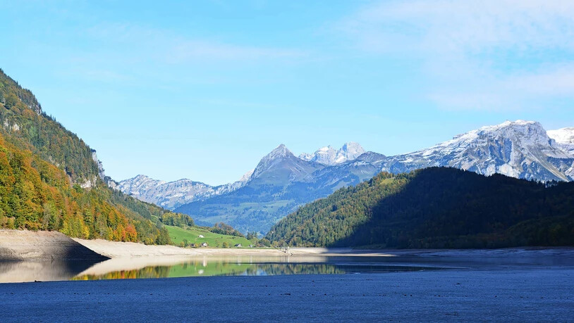 Warm und kalt: Der Blick vom Seegrund in Richtung Rhodannenberg offenbart ein Farbenschauspiel der warmen Farben des Herbstes und des kalten Blaus des Winters.