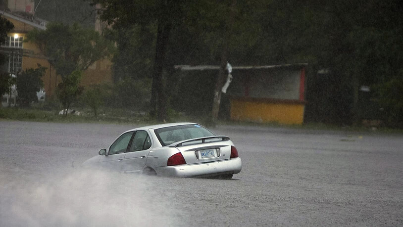 Ein Auto steckt in einer von Hurrikan «Rick» überfluteten Straße. Der Hurrikan hatte Windgeschwindigkeiten von um die 165 Kilometer pro Stunde in sich, als er auf Festland nahe dem Ort La Unión im südlichen Bundesstaat Guerrero traf. Foto: Armando Solis…
