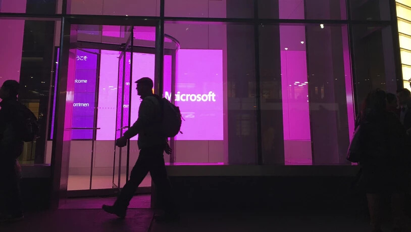 Der US-Softwarekonzern Microsoft hat bei der Bewertung an der Börse die Nase vorn. Microsoft hat Apple am Freitag erstmals seit Mitte 2020 wieder bei der Marktkapitalisierung überflügelt. (Archivbild)