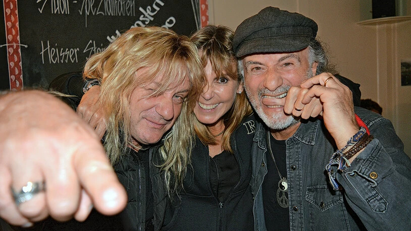 Nach dem Konzert im «Glarnerstübli»: Leo Leoni (links) und Marc Storace nehmen Barbara Kubli in die Mitte. 