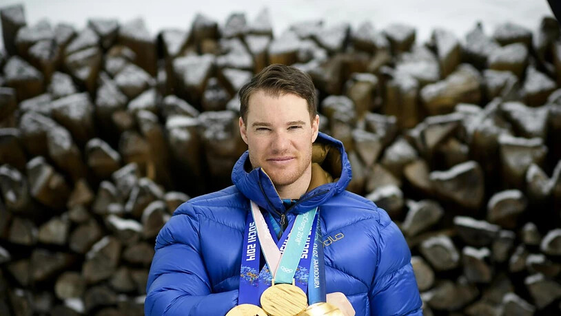 Dario Cologna posiert mit seinen vier olympischen Goldmedaillen von Vancouver, Sotschi und Pyeongchang