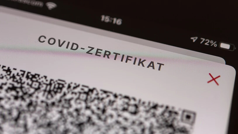 Der Code für den Covid-Impfpass wird auf dem Mobiltelefon angezeigt. (Symbolbild)