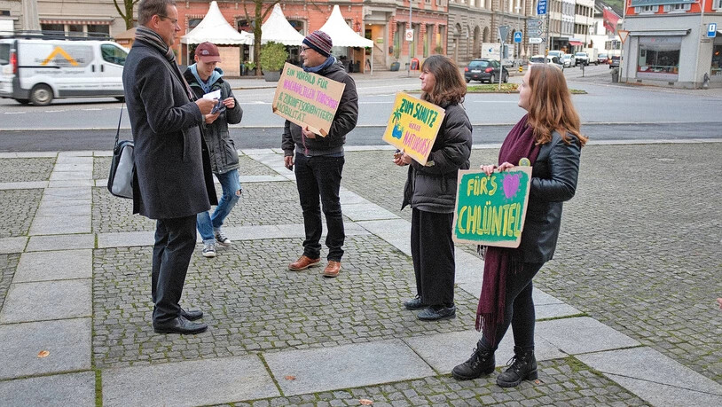 Vor der Debatte: Der Glarner Gemeindepräsident, Landrat und Gegner des Memorialsantrags Christian Marti stellt sich den Antragstellerinnen und Antragstellern.