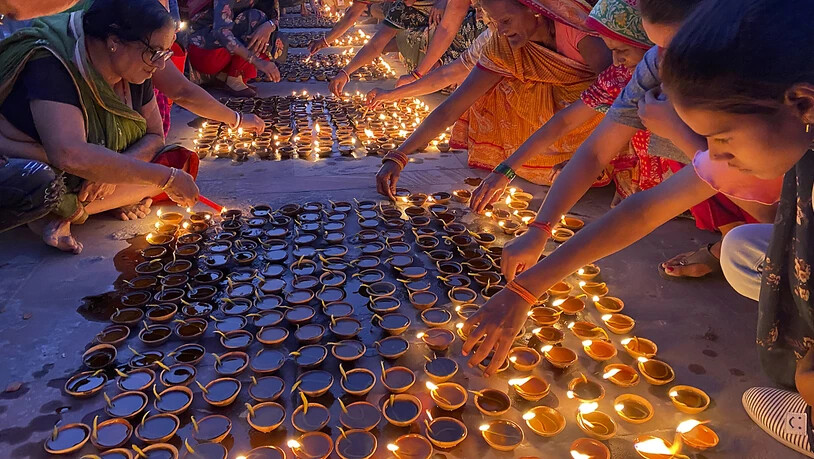 Über 900.000 irdene Lampen wurden angezündet und brannten 45 Minuten lang, als die nordindische Stadt Ayodhya versuchte ihren Guinness-Weltrekord für das Anzünden von Öllampen im Rahmen des Diwali-Festes, dem hinduistischen Lichterfest,…