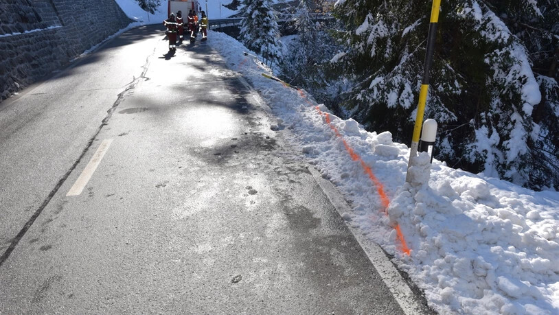 Das Auto überschlug sich mehrfach und stürzte rund 100 Meter den Hang hinunter.
