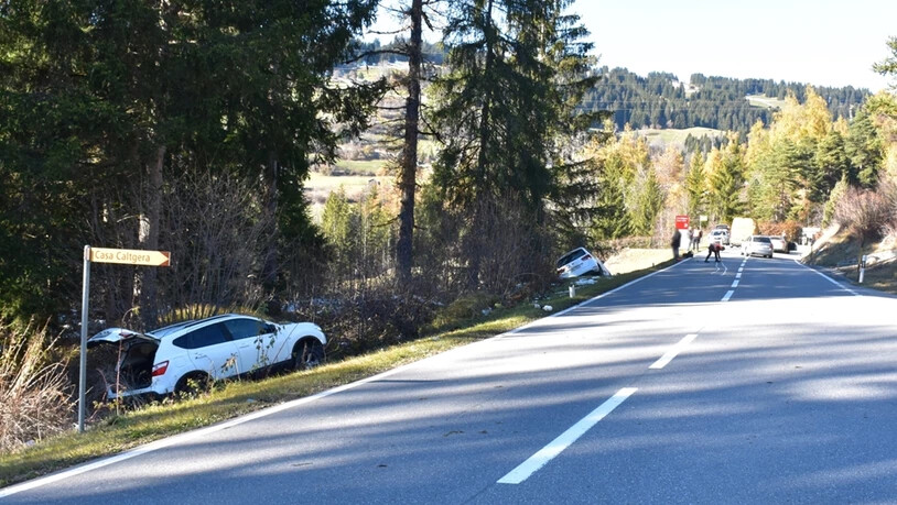 Zwei Autos sind nach der Kollision von der Strasse abgekommen.