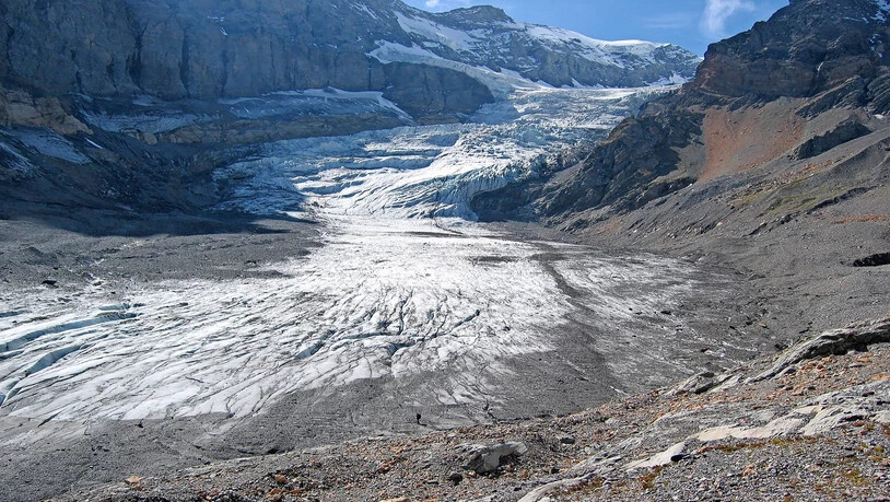 Dramatisch: Das Bild ist fünf Jahre alt. Inzwischen hat sich die Felsnase unterhalb des ersten Eisabbruches (rechts im Bild) weiter durch den Gletscher gefressen. In ein bis zwei Jahren liegt unterhalb der Felsbarriere dann nur noch Toteis.