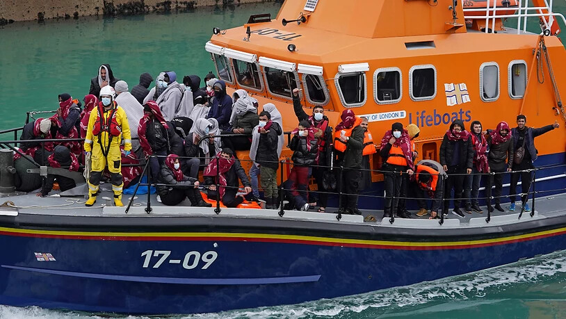 Eine Gruppe von mutmaßlichen Migranten wird an Bord des Dover-Rettungsboots nach Dover in Kent gebracht. Eine Rekordzahl von 1185 Migranten an einem Tag hat am Donnerstag illegal den Ärmelkanal von Frankreich nach Großbritannien überquert. Das teilte das…