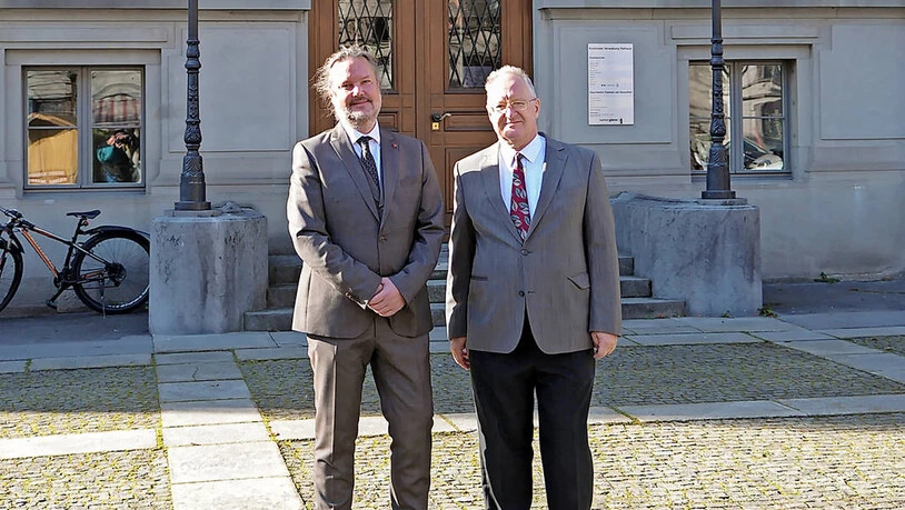 Der Neue: Kirchenratspräsident Sebastian Doll (links) übernimmt das Amt von seinem Vorgänger Pfarrer Ulrich Knoepfel.