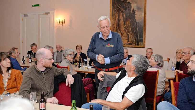 Gespannte Zuhörende: Felix Nöthiger diskutiert nach seinem Vortrag mit dem früheren militärischen Kreiskommandanten Ernst Jakober über die geheime Widerstandsorganisation im Glarnerland.
