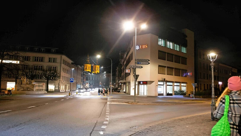 Bessere Sicht: An verkehrsstarken Abendstunden beträgt das Lichtniveau 100 Prozent, anschliessend werden die LED-Strassenleuchten stufenweise gedimmt um Energie zu sparen. 