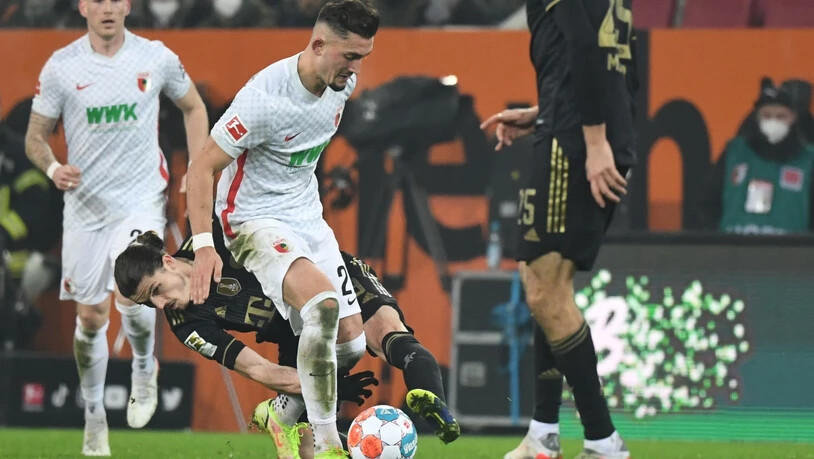 Wertvoller Ballgewinn von Andi Zeqiri: Der Schweizer Nationalspieler leitet mit seinem erfolgreichen Tackling gegen Marcel Sabitzer das 2:0 für Augsburg ein