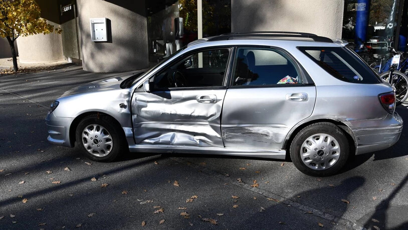 Frontal-seitliche Kollision zwischen zwei Fahrzeugen fordert keine Verletzte. 