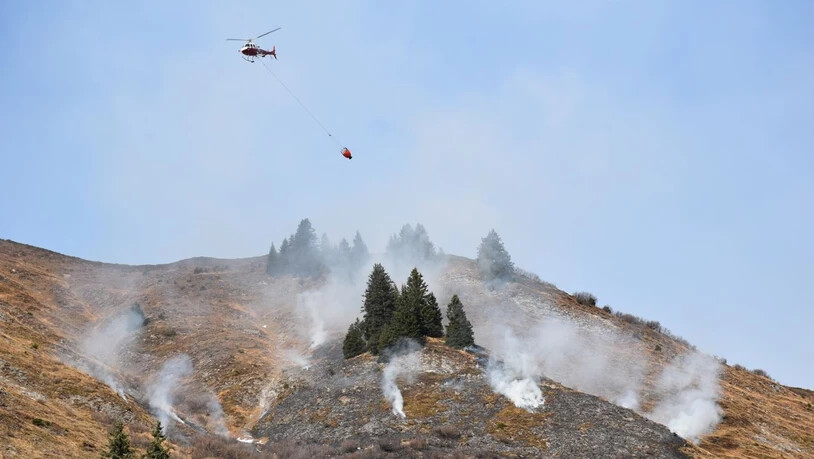 Das ausser Kontrolle geratene Räumungsfeuer musste mithilfe eines Helikopters gelöscht werden.