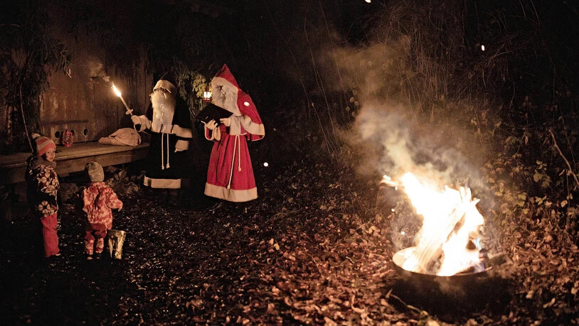 Empfang im Wald statt in der Stube: Die Kinder besuchen in Mollis auch in diesem Jahr den Samichlaus und den Schmutzli vom Baschliberg am Feuer im Wald.