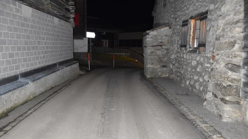 Bei einer Strassenverengung schlug der Jugendliche den Kopf an der Mauer eines Hauses an.