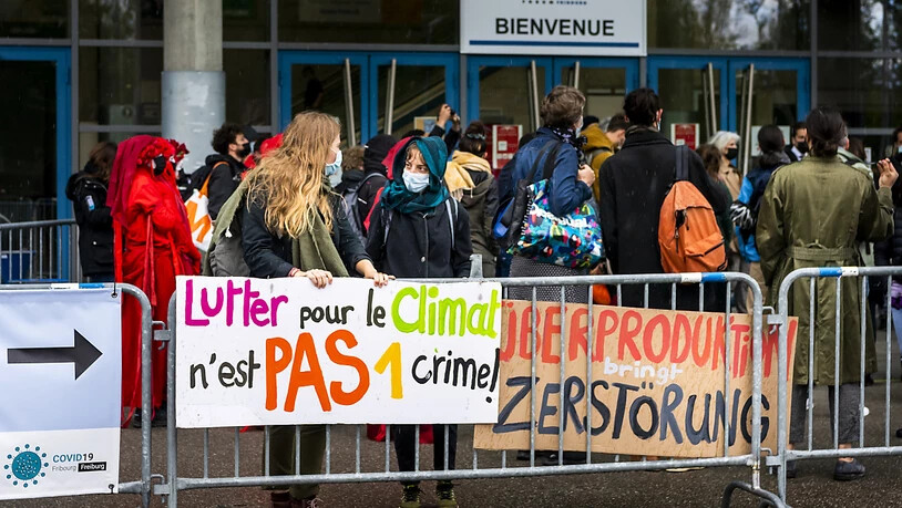 Solidar Suisse kritisiert die "Konsumorgie" am Black Friday. Das Hilfswerk hat eine Petition lanciert, um die Detailhändler aufzufordern, den Black Friday zu stoppen. (Archivbild)