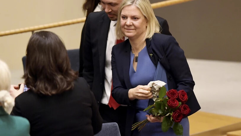 dpatopbilder - Magdalena Andersson, bisherige Finanzministerin von Schweden und Vorsitzende der Sozialdemokratischen Partei, hält einen Blumenstrauß nach der Abstimmung über ihre Ernennung zur neuen schwedischen Ministerpräsidentin im schwedischen…