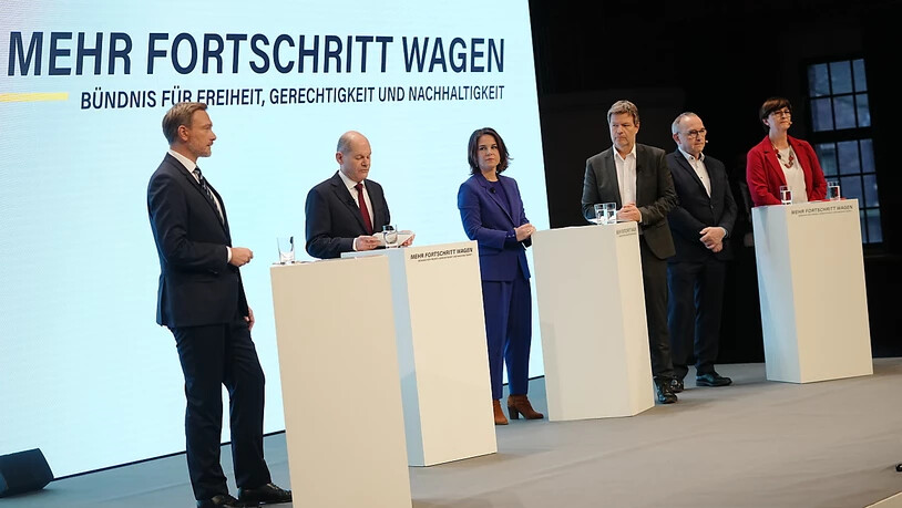 Die Pressekonferenz von SPD, Grüne und FDP zur Vorstellung des gemeinsamen Koalitionsvertrags. Foto: Kay Nietfeld/dpa