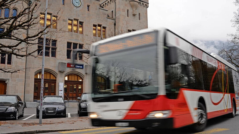 Angebotsausbau: Die Busse fahren morgens früher nach und abends später ab Glarus. 