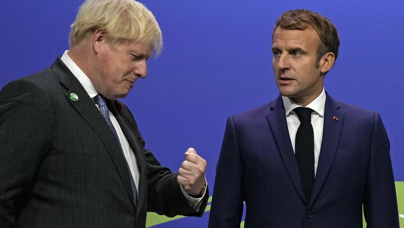 Der britische Premierminister Boris Johnson begrüßt den französischen Präsidenten Emmanuel Macron bei dessen Ankunft zum UN-Klimagipfel COP26 in Glasgow. Foto: Alastair Grant/AP Pool/dpa