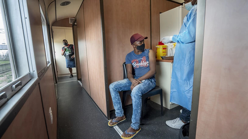 ARCHIV - Corona-Impfung in Südafrika. Foto: Jerome Delay/AP/dpa