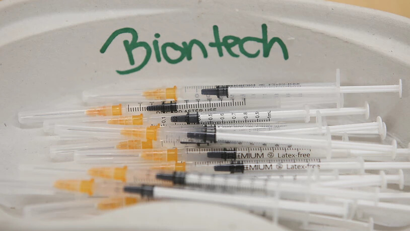 ARCHIV - Aufgezogene Spritzen mit Biontech-Impfstoff liegen in einer Schale. Die europäische Arzneimittelbehörde EMA hat grünes Licht gegeben für die Zulassung des Corona-Impfstoffes der Hersteller Pfizer/Biontech für Kinder ab fünf Jahren in Europa…