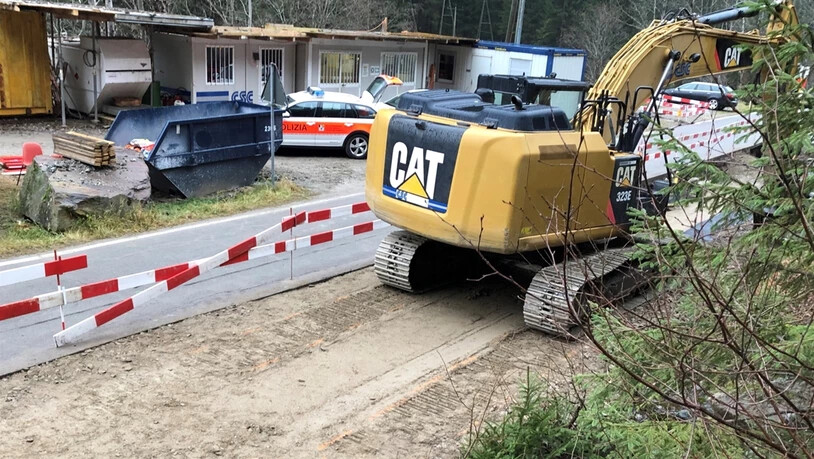 Beim Rückwärtsfahren erfasste der Bagger einen Bauarbeiter.