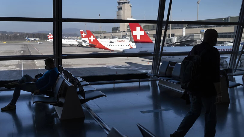 Reisende am Flughafen Zürich. (Symbolbild)
