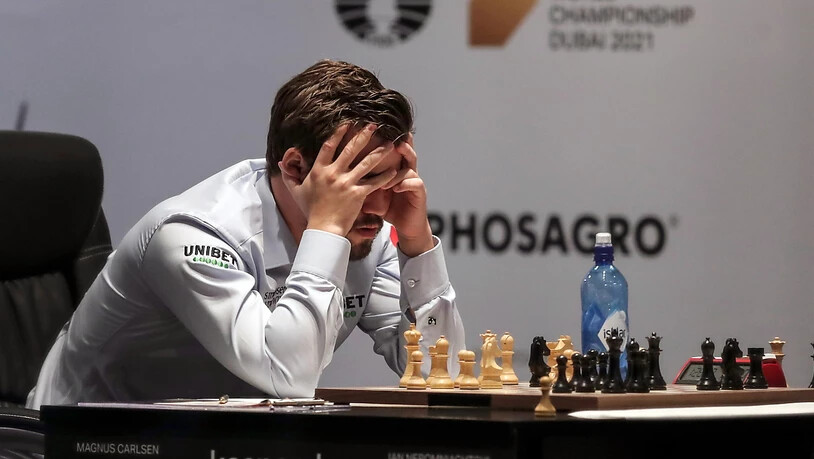 Titelverteidiger Magnus Carlsen denkt über einen Zug nach
