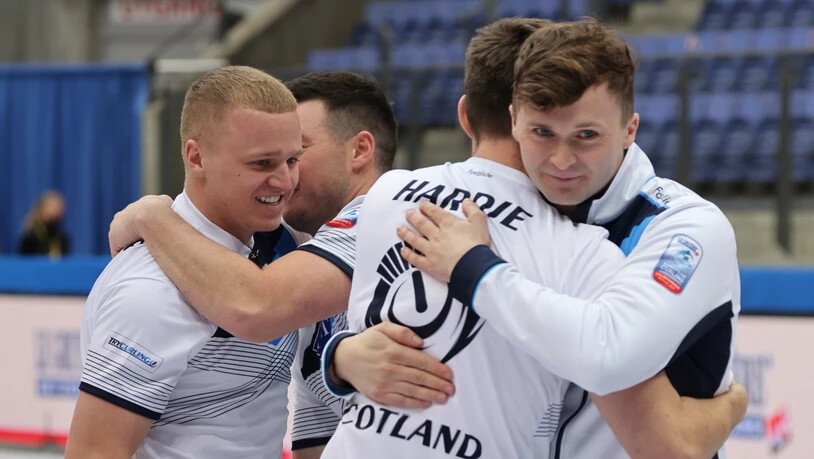 Schottlands Curler um Skip Bruce Mouat (links) freuen sich über ihren Triumph in Lillehammer