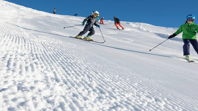 Ab auf die Piste: Wenn die nächsten Tage genügend Schnee fällt, wollen die Sportbahnen in Elm und Braunwald bereits zwei Wochen vor dem eigentlich geplanten Termin die Wintersportsaison starten. 