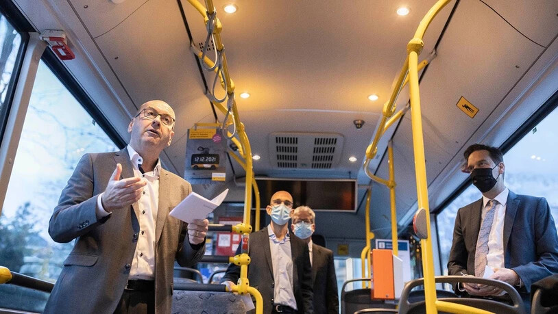 Sie wollen Ideen umsetzen: Regierungsrat Kaspar Becker (links) möchte den Glarner ÖV attraktiver gestalten. Die Postauto AG setzt ihrerseits auf umweltfreundlichere Busse. 