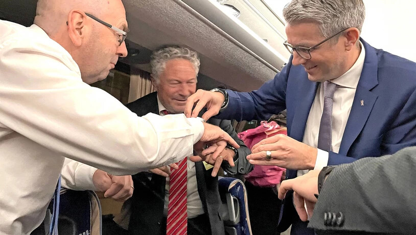 Die Regierungsräte Kaspar Becker (von links), Andrea Bettiga und Benjamin Mühlemann gönnen sich zur Feier des Tages auf dem Heimweg einen Schnupf.