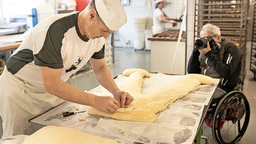 Stück um Stück nimmt der Grittibänz auf den Blechen zunehmend Formen an. 
