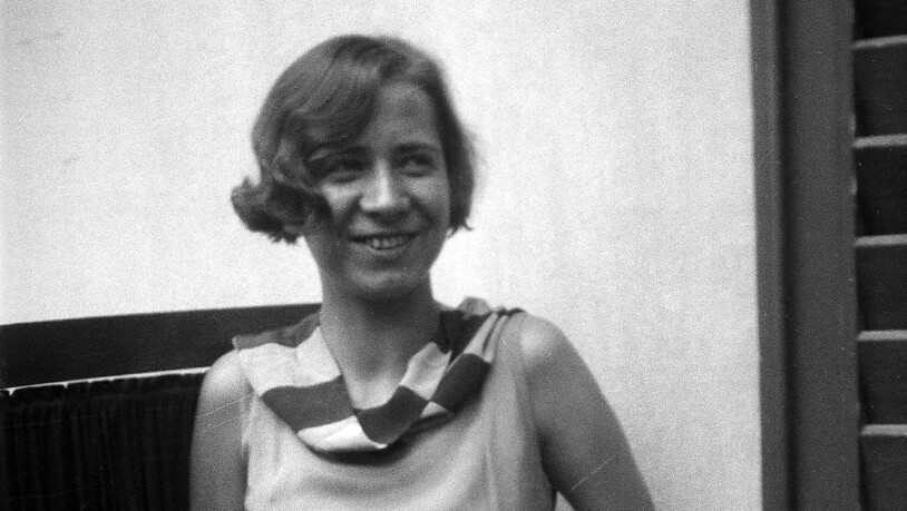 Vom Kubismus mitgeprägt: Die Graphische Sammlung der ETH Zürich zeigt die Linolschnitte von Lill Tschudi, wie etwa «Eishockey» aus dem Jahr 1933. Die undatierte Aufnahme zeigt die Glarner Künstlerin in den 1930er-Jahren. Bilder: Graphische Sammlung der ETH Zürich