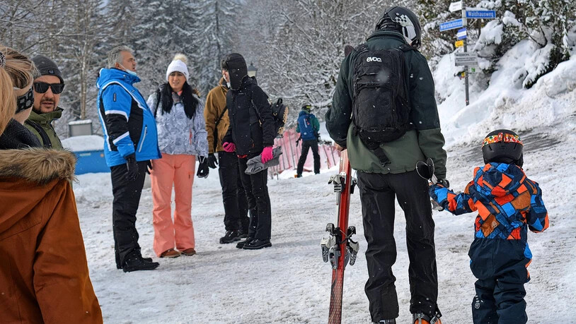 Nach dem Regen der Nebel: Die wenigen Gäste, die nach Braunwald kommen, sind umso zufriedener, doch der Samstag fällt mit fast leeren Skiständern dann definitiv dem Regen zum Opfer.