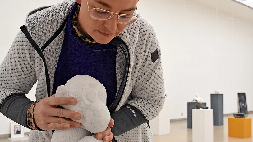 Die Komposition muss stimmen: Karin Reichmuth richtet die «Fokus»-Ausstellung mit neuen und älteren Arbeiten ein. Tomas Baumgartner zeigt, wie sich das Leben eines Wohnungsinhabers auf seiner Wand einprägt.