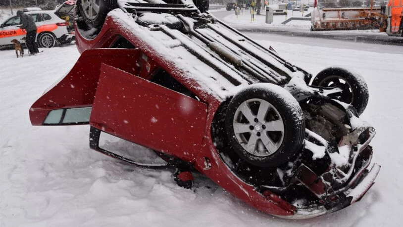 Auch in in Pian San Giacomo landete ein Auto bei schneebedeckten Strassen auf dem Dach.
