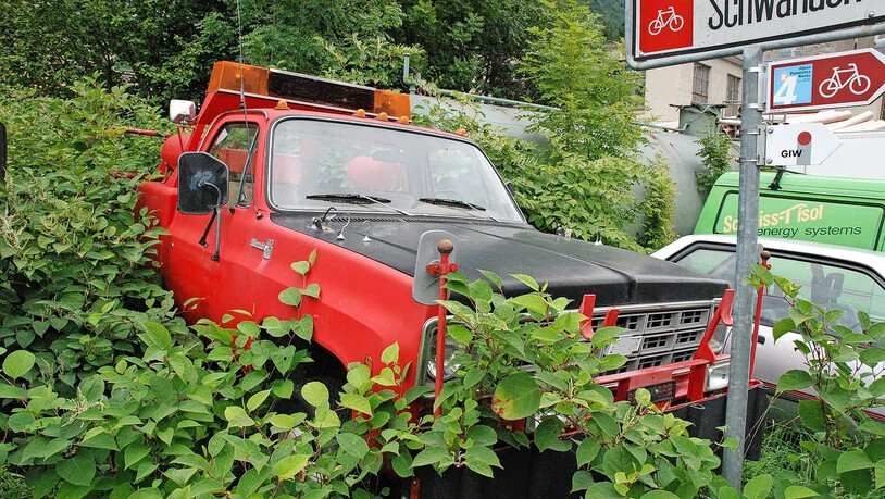 Altes Problem: Schon 2008 haben die abgestellten Autos auf einem Fabrikareal in Leuggelbach Ärger verursacht.