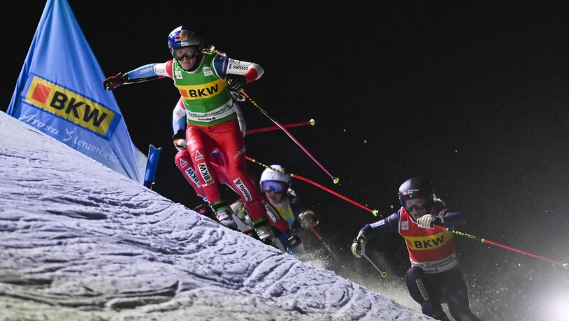 Fanny Smith führt das Rennen in dieser Szene an.