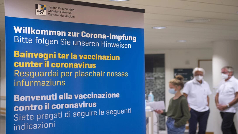 Blick auf die Impf-Check-In Stationen im Kreuzspital in Chur.