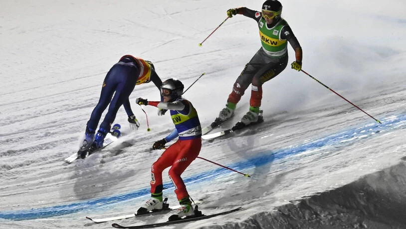 Spektakel pur: Fanny Smith (unten) und Sandra Näslund touchierten sich im Finale. Smith konnte ihre spätere Führung nicht über die Ziellinie retten und wurde Zweite.