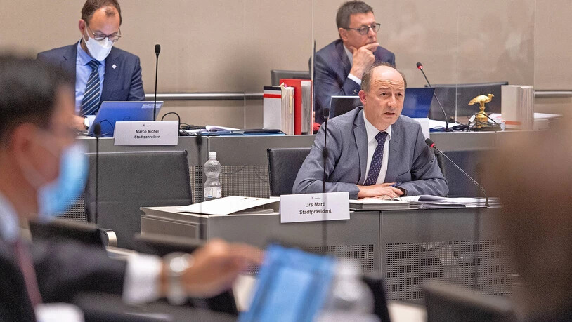 Viel Lob in Sachen Big Air, aber Tadel bezüglich Finanzplanung: Der Churer Stadtpräsident Urs Marti erklärt sich an der Gemeinderatssitzung im Grossratssaal.