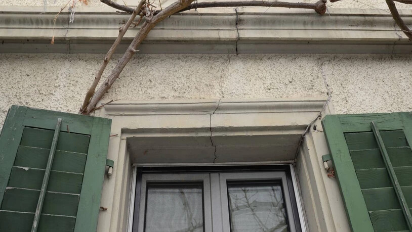 Umstrittene Ursache: Mehrere Häuser in Mitlödi weisen Risse in der Fassade auf – über die Ursache streiten sich die Gemeinde Glarus Süd und die Eigentümer.