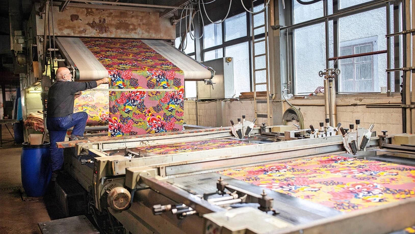 Stoff für Afrika: Auf dieser Flachfilmdruckmaschine kann eine Stoffbahn mit bis zu 20 verschiedenen Farben bedruckt werden.