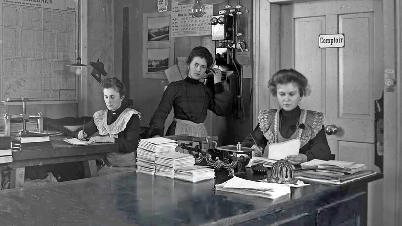 Lang ists her: Das Comptoir der Spinnerei Staub & Cie. in Oberurnen verfügte über ein Wandtelefon Protos 1921 mit fix am Apparat montierter Sprechmuschel. Eine Wählscheibe brauchte es nicht. Hörer in die Hand, die Kurbel gedreht – und das Fräulein vom Amt stöpselte die gewünschte Verbindung.