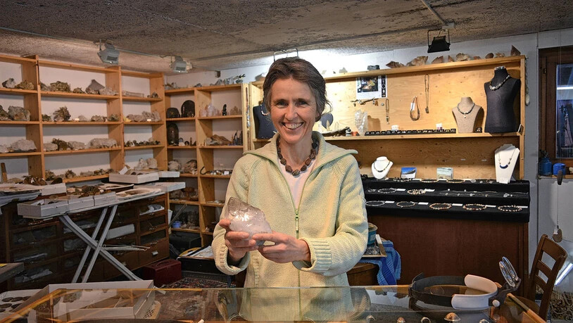 Steinreich: Claudia Müller in ihrem Steinlädeli, in der Hand den Bergkristall, den sie auf den Mars mitnehmen würde.